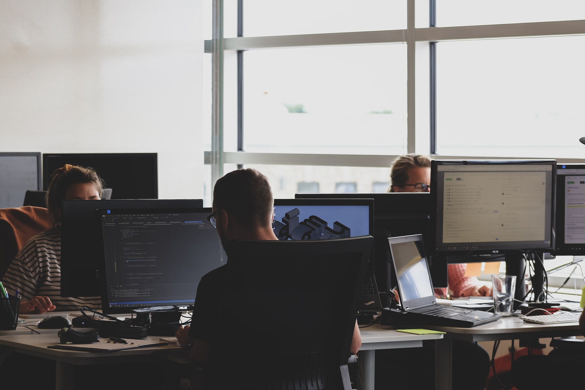 What are the benefits of hiring a dedicated developer from a professional company?